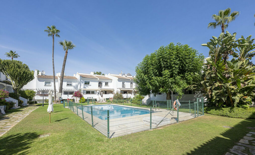 Semi-Detached House Nueva Andalucía Málaga - image 17