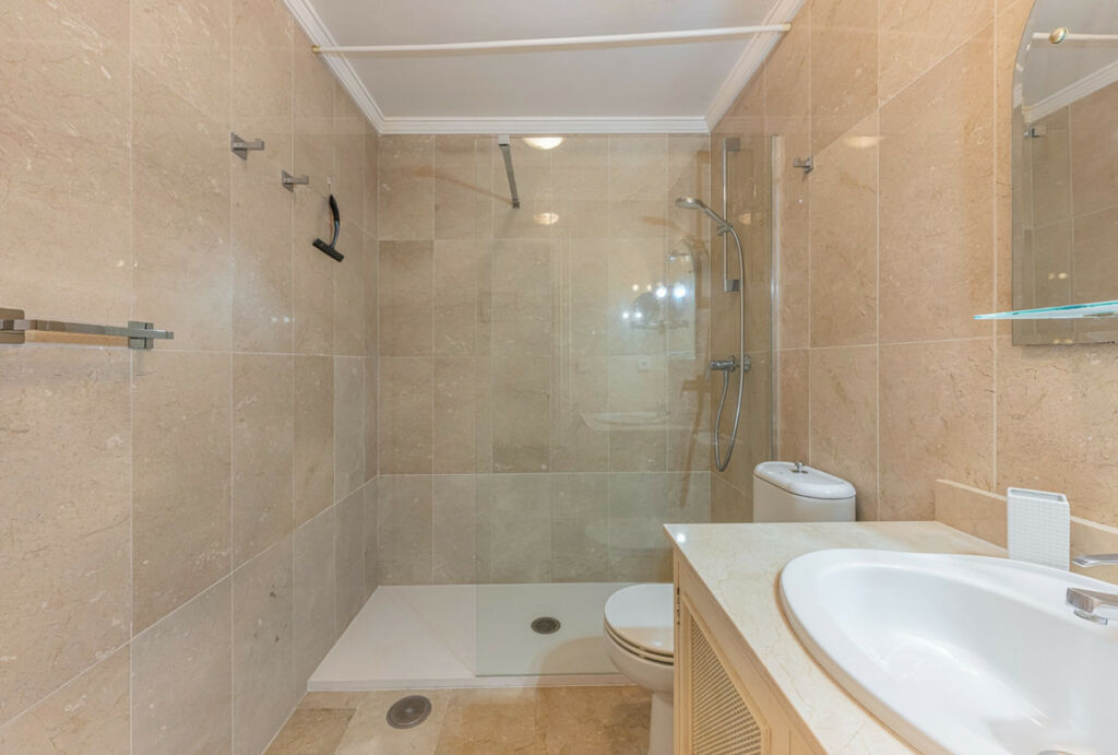 Middle Floor Apartment Nueva Andalucía Málaga - image 17