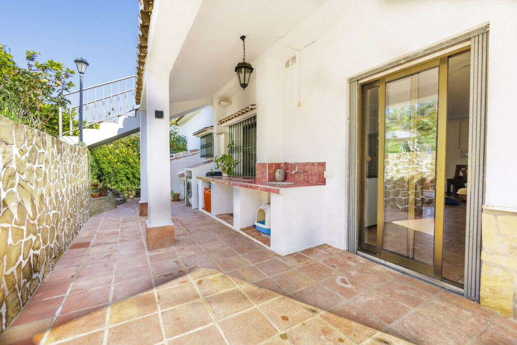 Detached Villa Riogordo Málaga - image 17