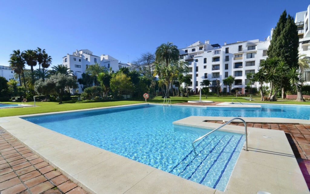 Middle Floor Apartment Puerto Banús Málaga - image 17