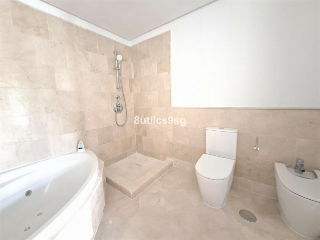 Middle Floor Apartment Aloha Málaga - image 17