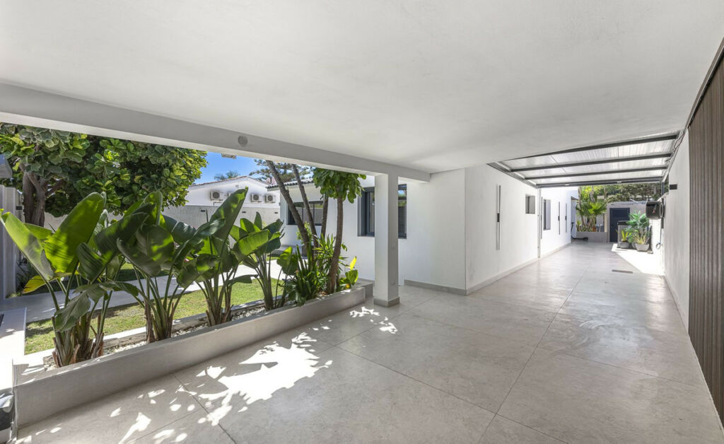 Detached Villa New Golden Mile Málaga - image 17