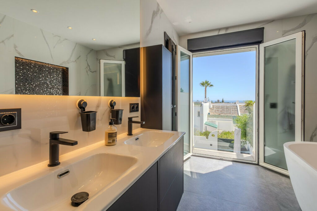 Townhouse Nueva Andalucía Málaga - image 17