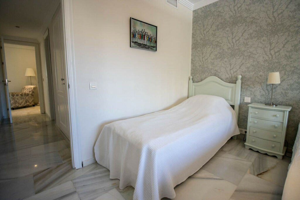 Middle Floor Apartment Nueva Andalucía Málaga - image 17