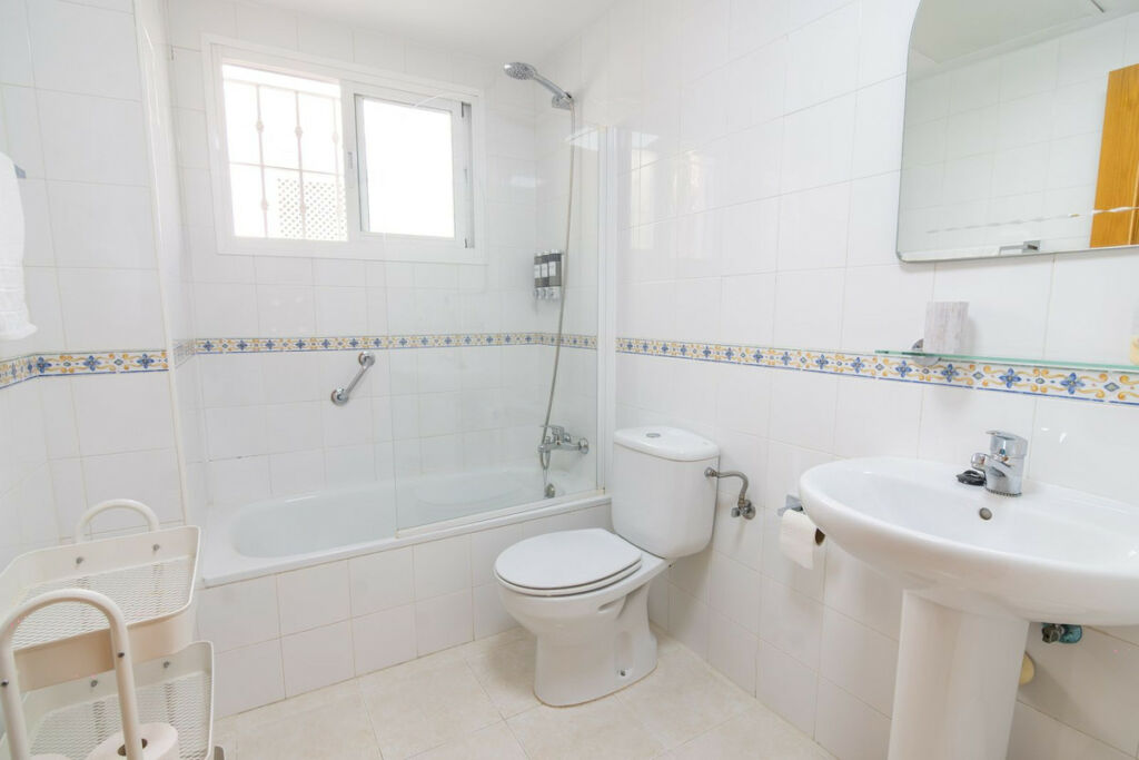 Middle Floor Apartment Estepona Málaga - image 17