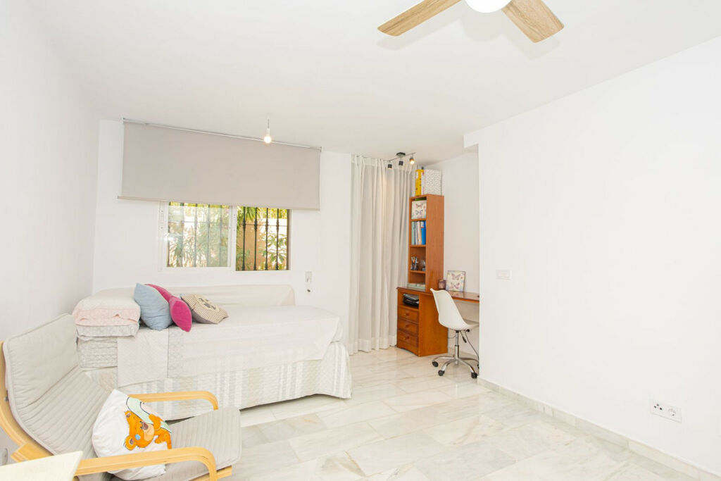 Ground Floor Apartment The Golden Mile Málaga - image 17