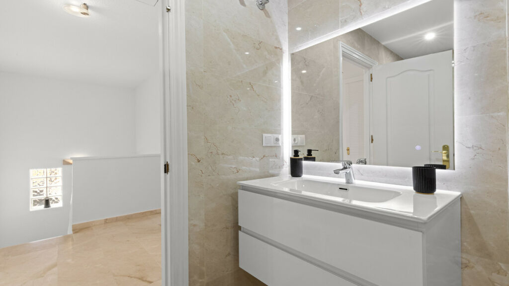 Townhouse La Duquesa Málaga - image 17