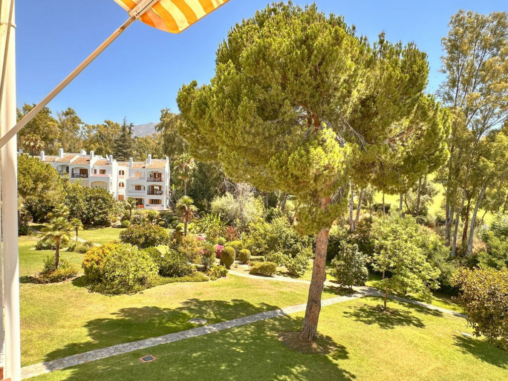 Middle Floor Apartment Nueva Andalucía Málaga - image 17
