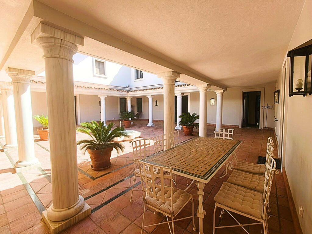 Detached Villa San Roque Club Cádiz - image 17