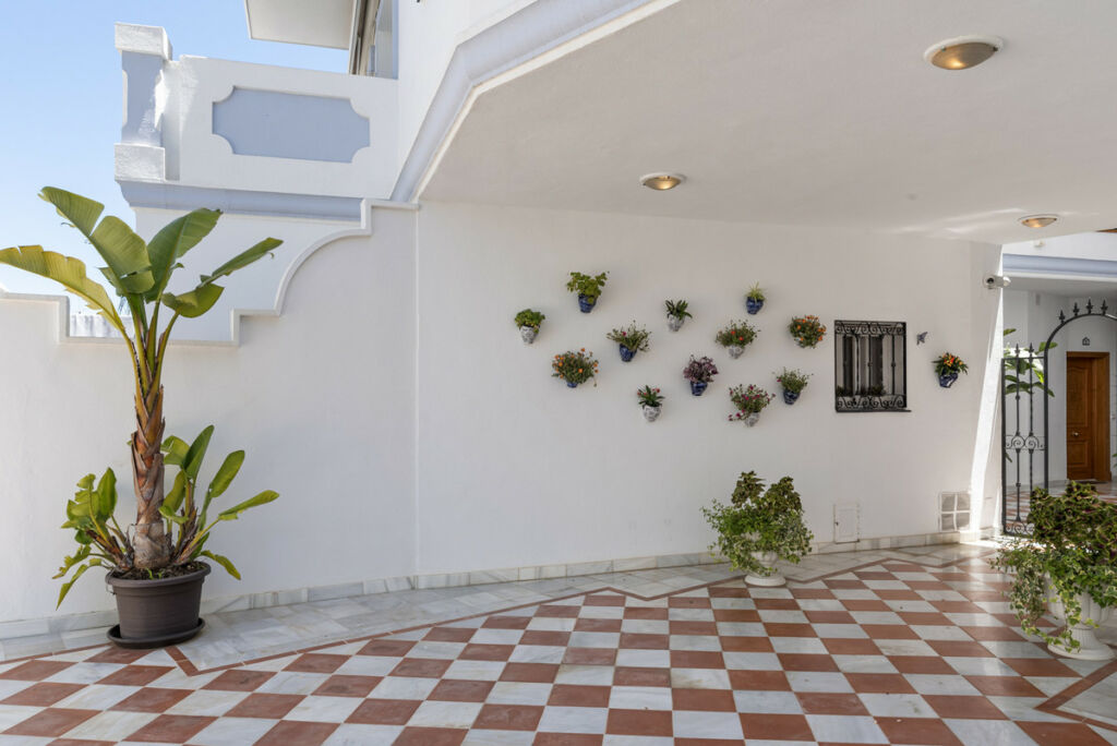 Middle Floor Apartment Nueva Andalucía Málaga - image 17