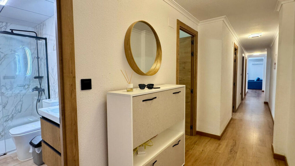 Middle Floor Apartment Torrevieja Alicante - image 17