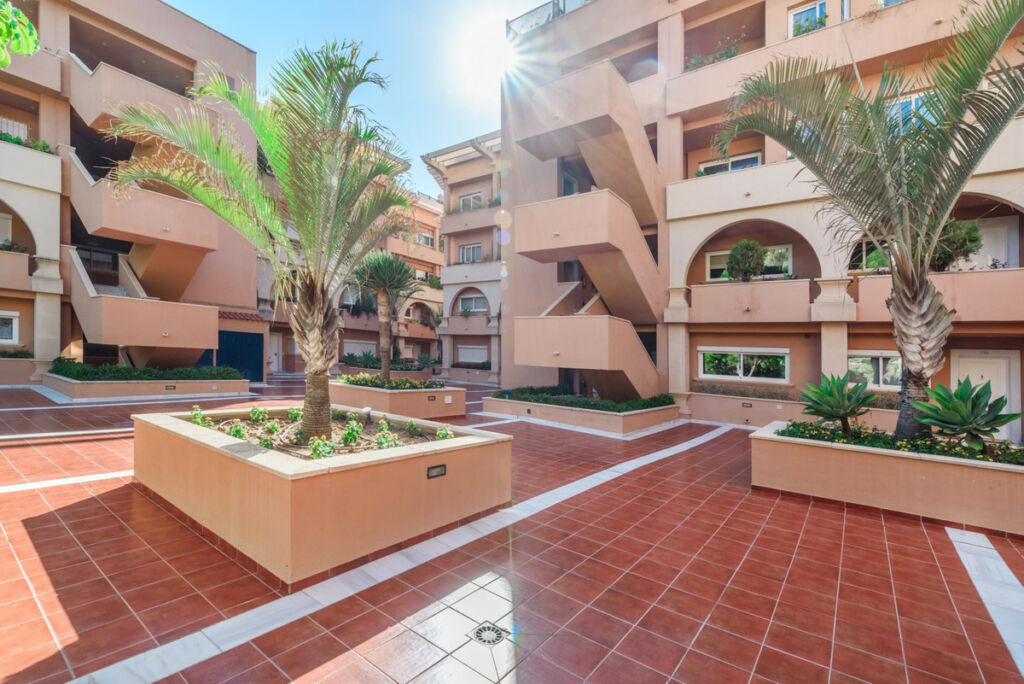 Middle Floor Apartment Nueva Andalucía Málaga - image 17