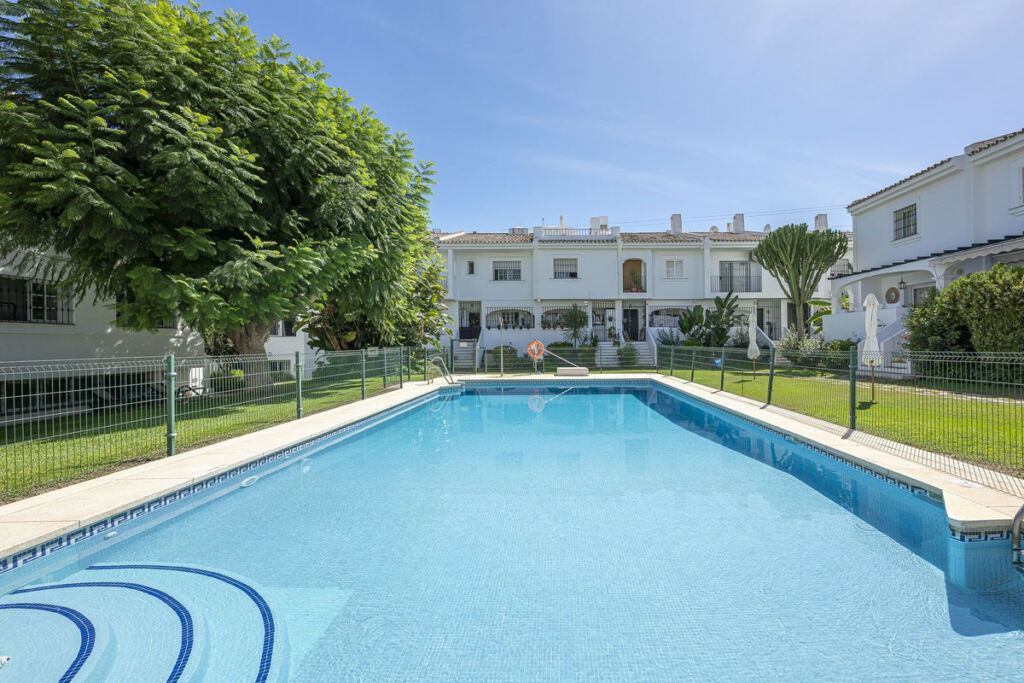 Semi-Detached House Nueva Andalucía Málaga - image 18