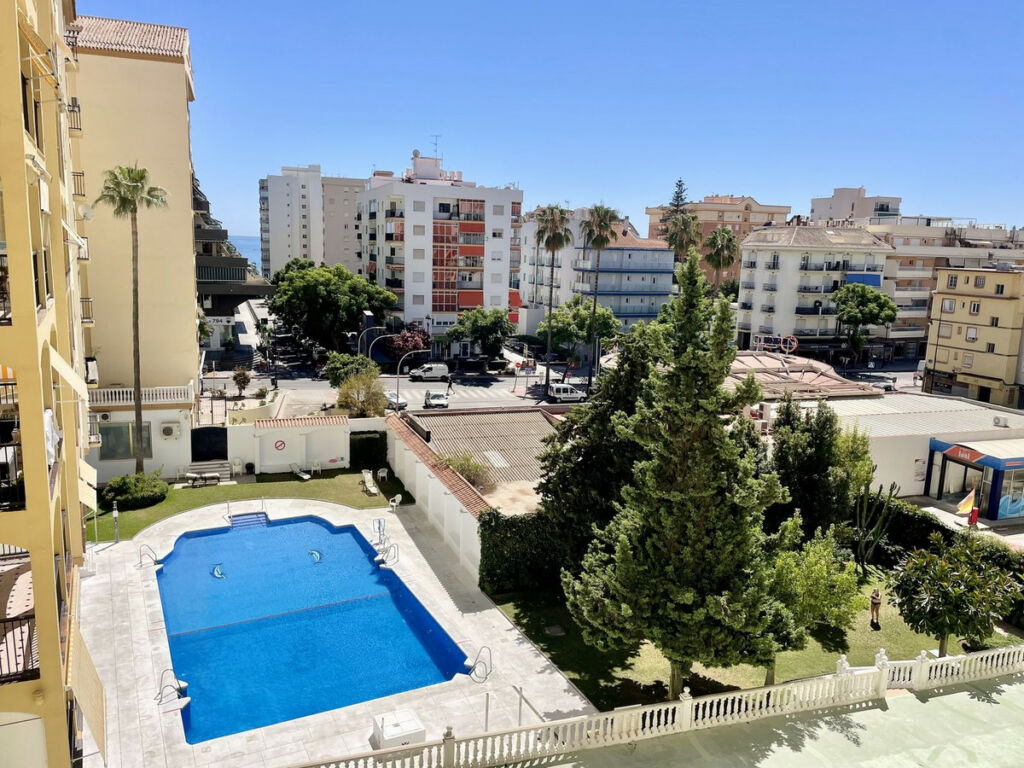 Middle Floor Apartment Los Boliches Málaga - image 3