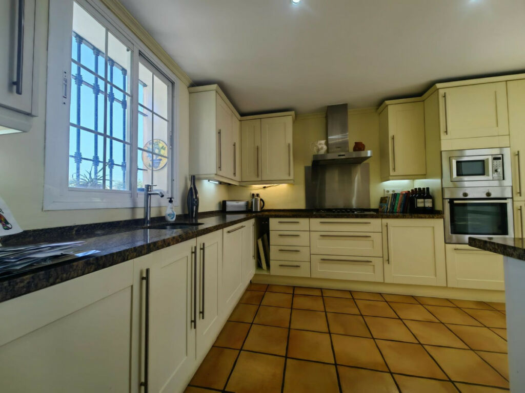 Detached Villa Estepona Málaga - image 18