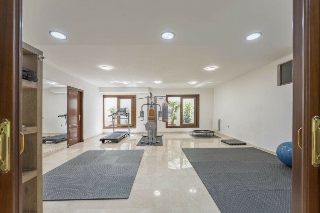 Detached Villa Nueva Andalucía Málaga - image 18