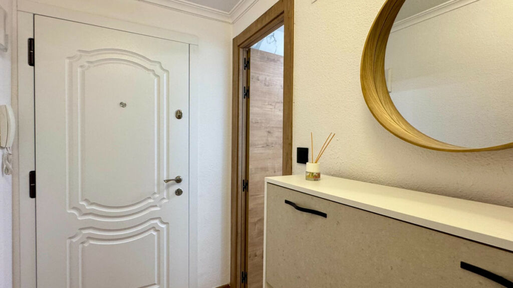 Middle Floor Apartment Torrevieja Alicante - image 18