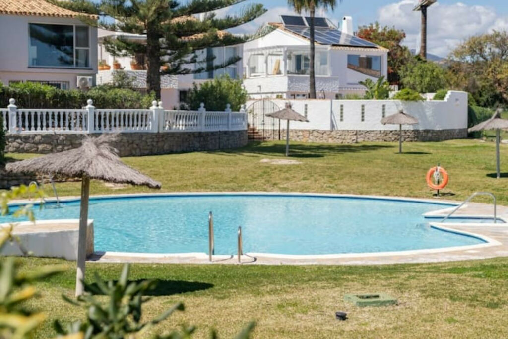 Detached Villa Estepona Málaga - image 18