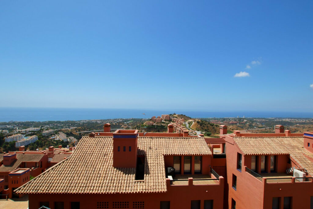 Middle Floor Apartment Calahonda Málaga - image 3