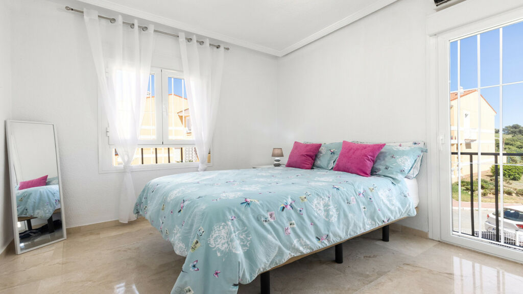 Townhouse La Duquesa Málaga - image 18