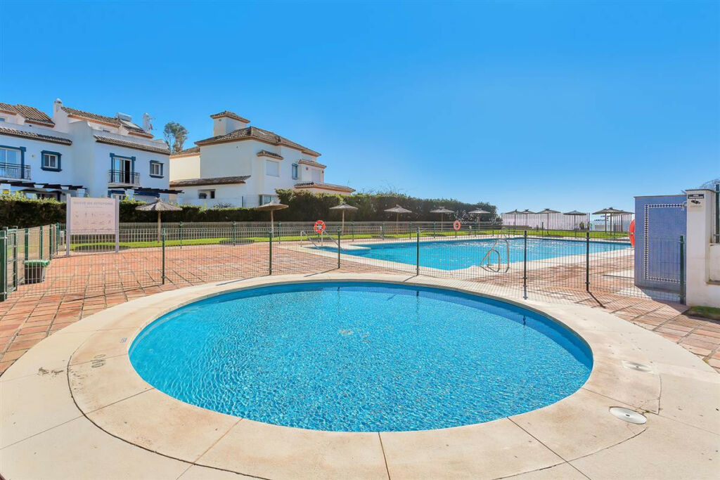 Middle Floor Apartment Estepona Málaga - image 18