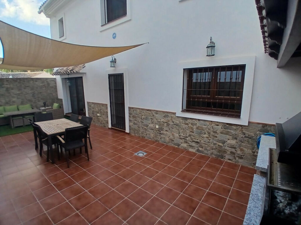 Detached Villa Los Pacos Málaga - image 3