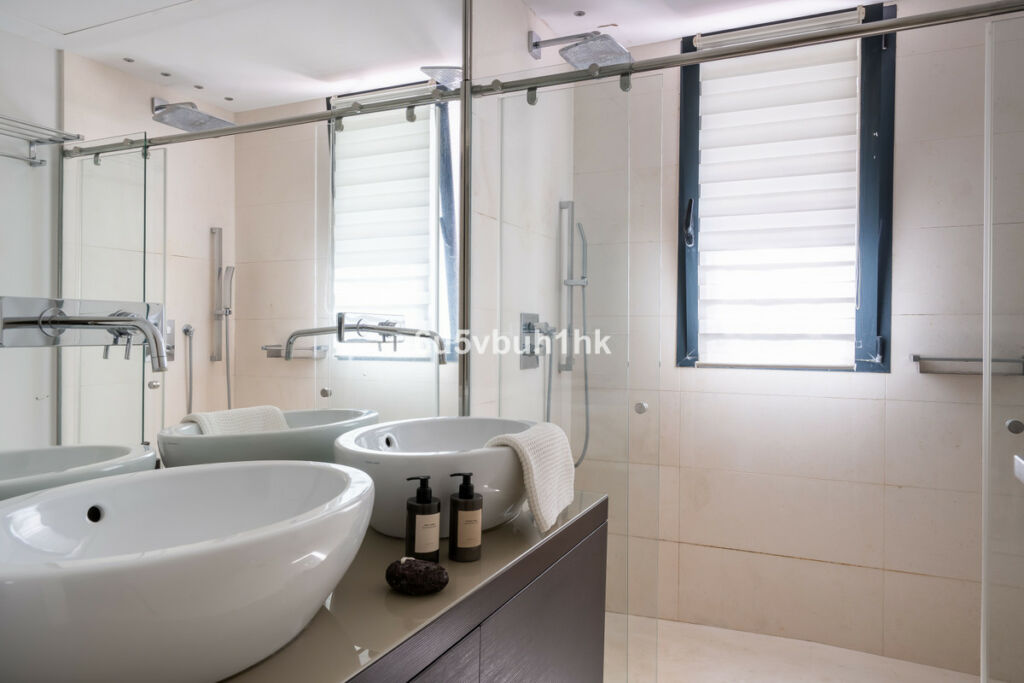 Detached Villa Nueva Andalucía Málaga - image 18
