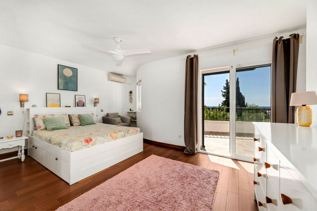 Detached Villa El Coto Málaga - image 18