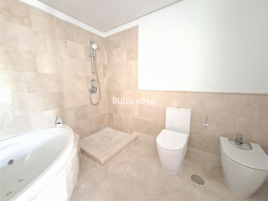 Middle Floor Apartment Aloha Málaga - image 18