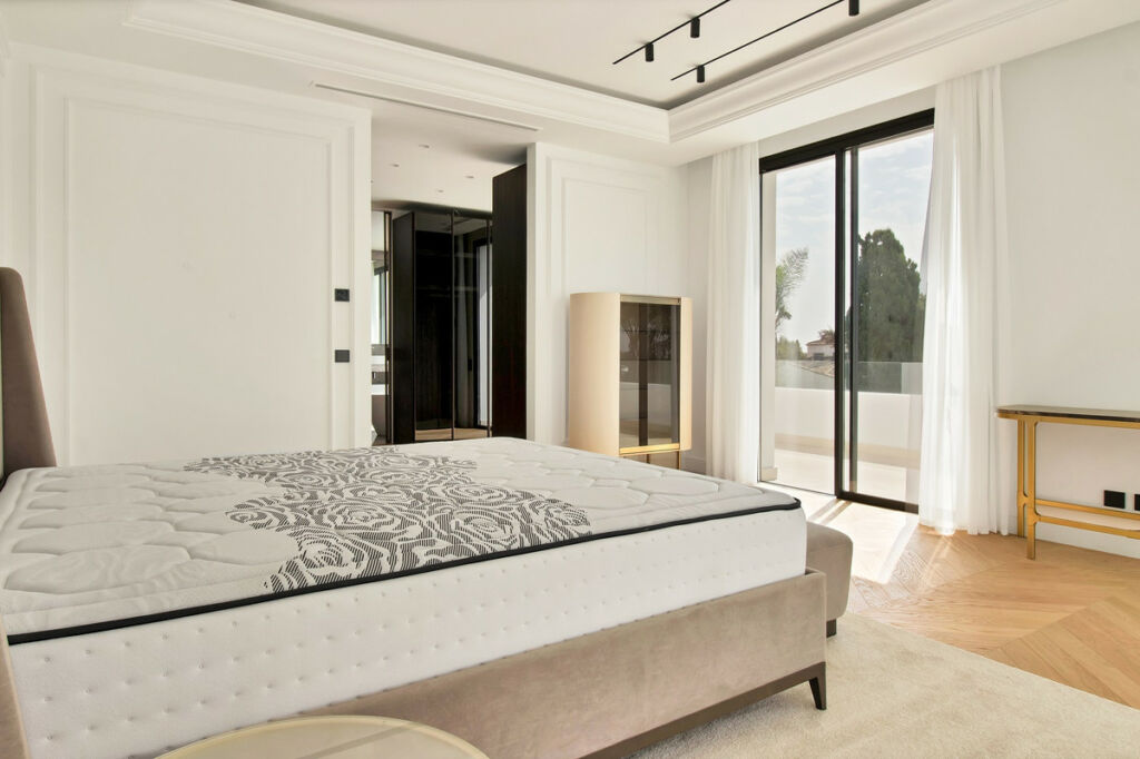 Detached Villa The Golden Mile Málaga - image 18
