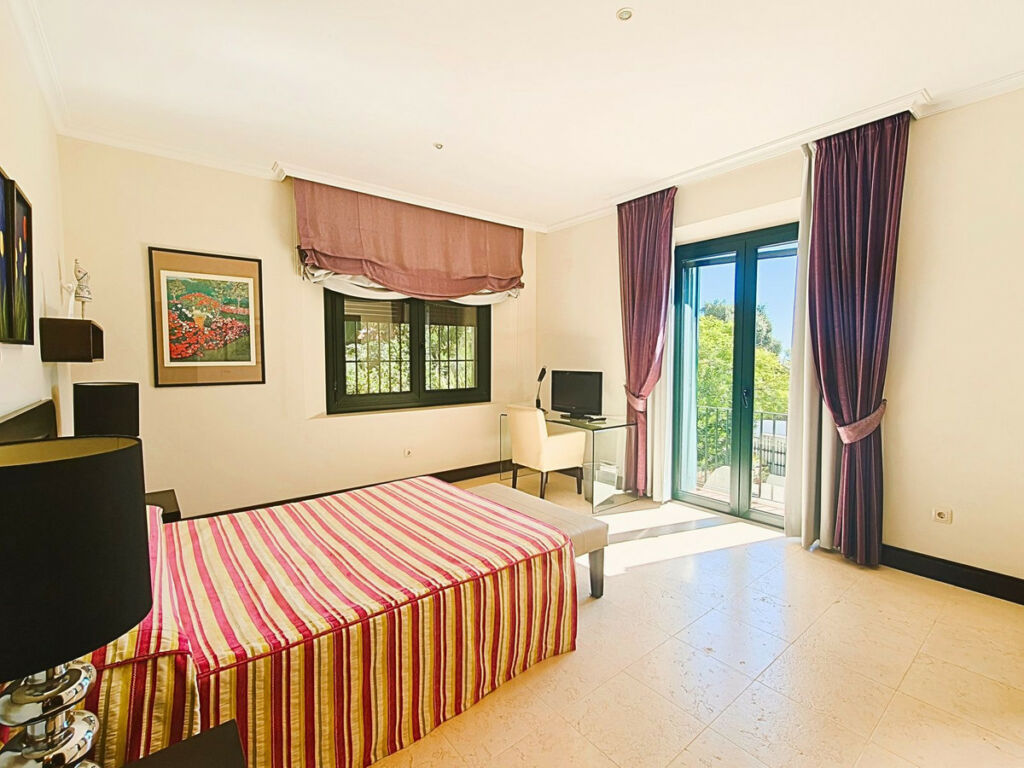 Detached Villa San Roque Club Cádiz - image 19