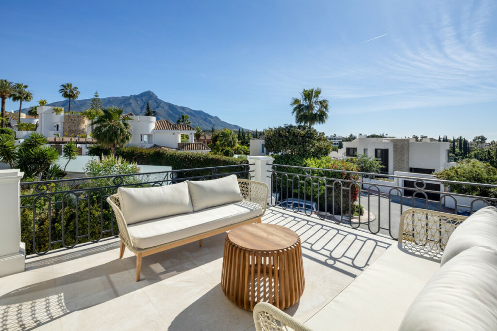 Detached Villa Nueva Andalucía Málaga - image 19