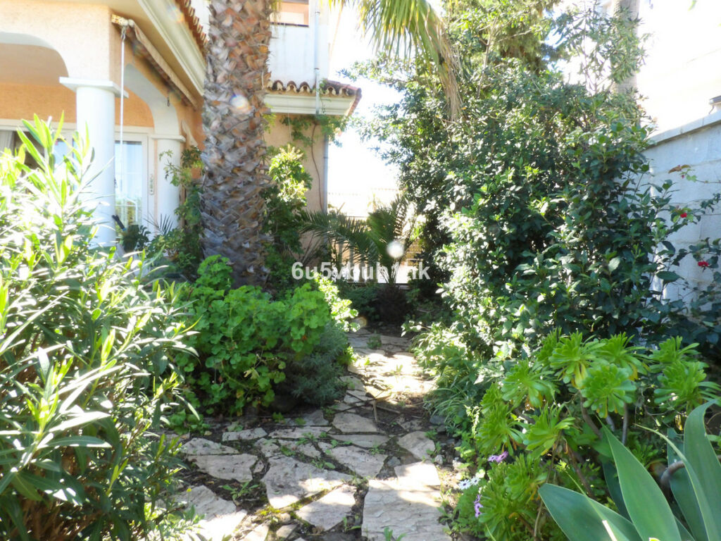 Detached Villa Fuengirola Málaga - image 19