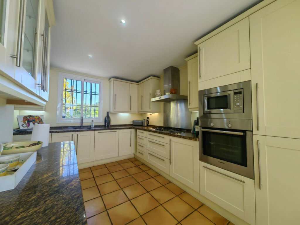 Detached Villa Estepona Málaga - image 19