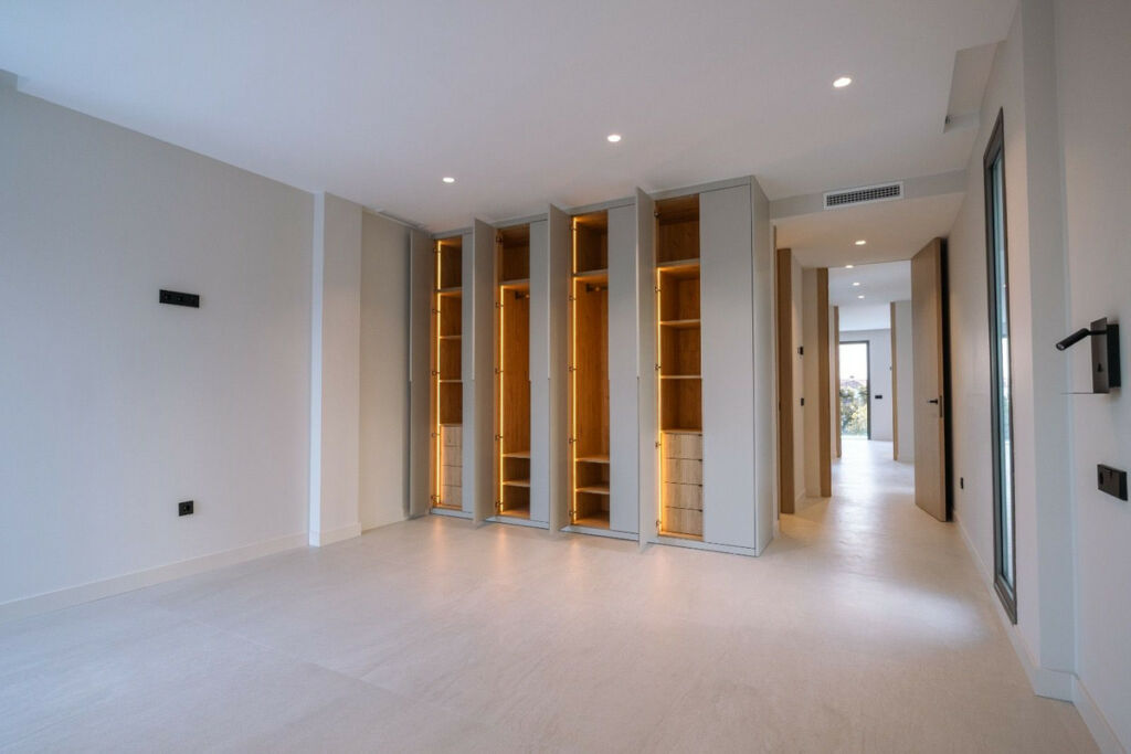 Detached Villa Estepona Málaga - image 19