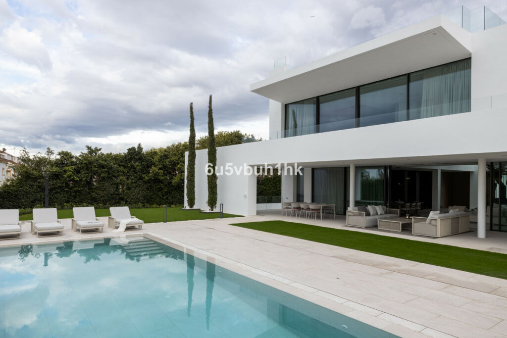 Detached Villa The Golden Mile Málaga - image 19