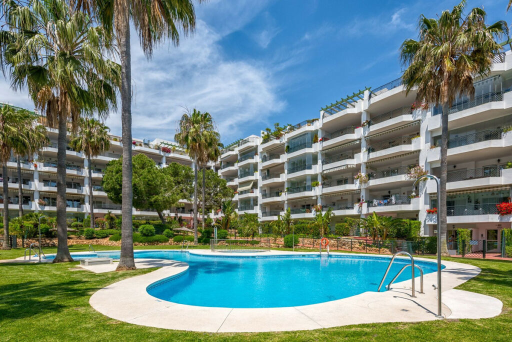 Middle Floor Apartment Calahonda Málaga - image 19