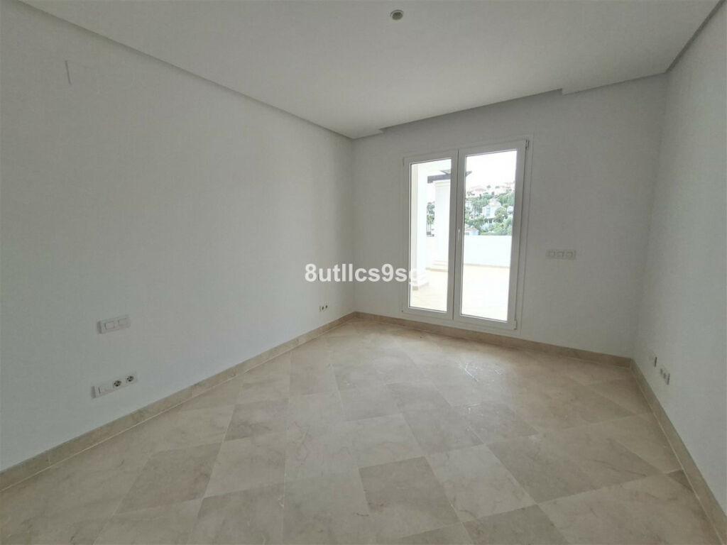 Middle Floor Apartment Aloha Málaga - image 19