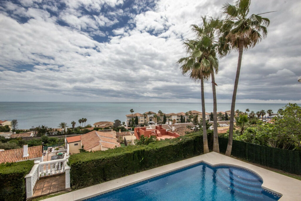 Detached Villa Estepona Málaga - image 19