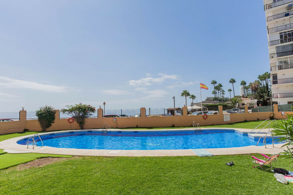 Middle Floor Apartment Calahonda Málaga - image 2