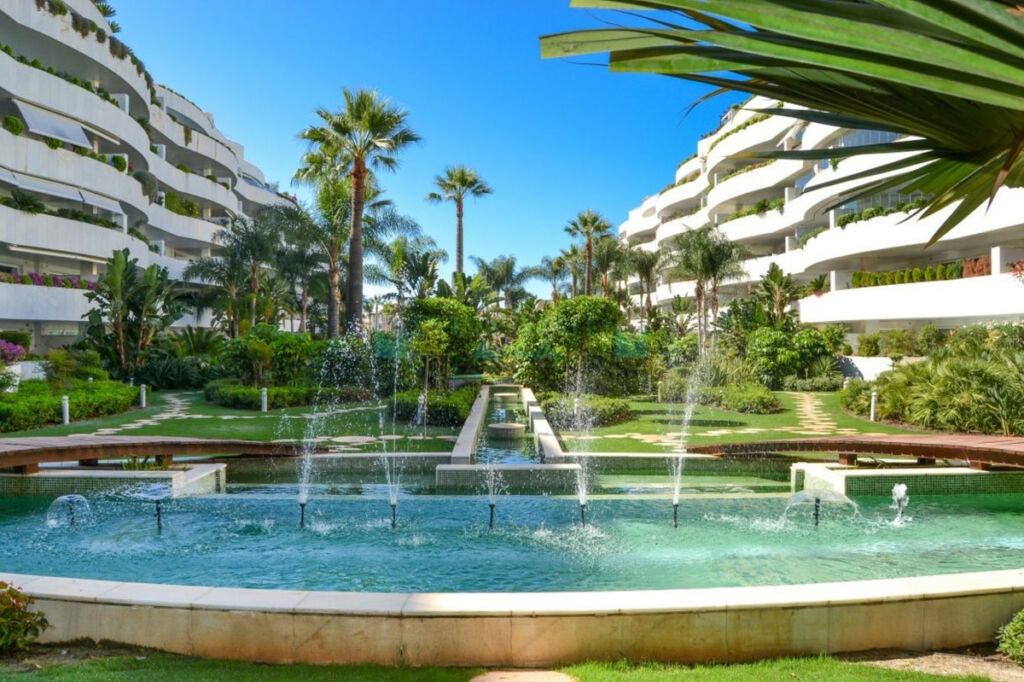 Middle Floor Apartment Puerto Banús Málaga - image 2