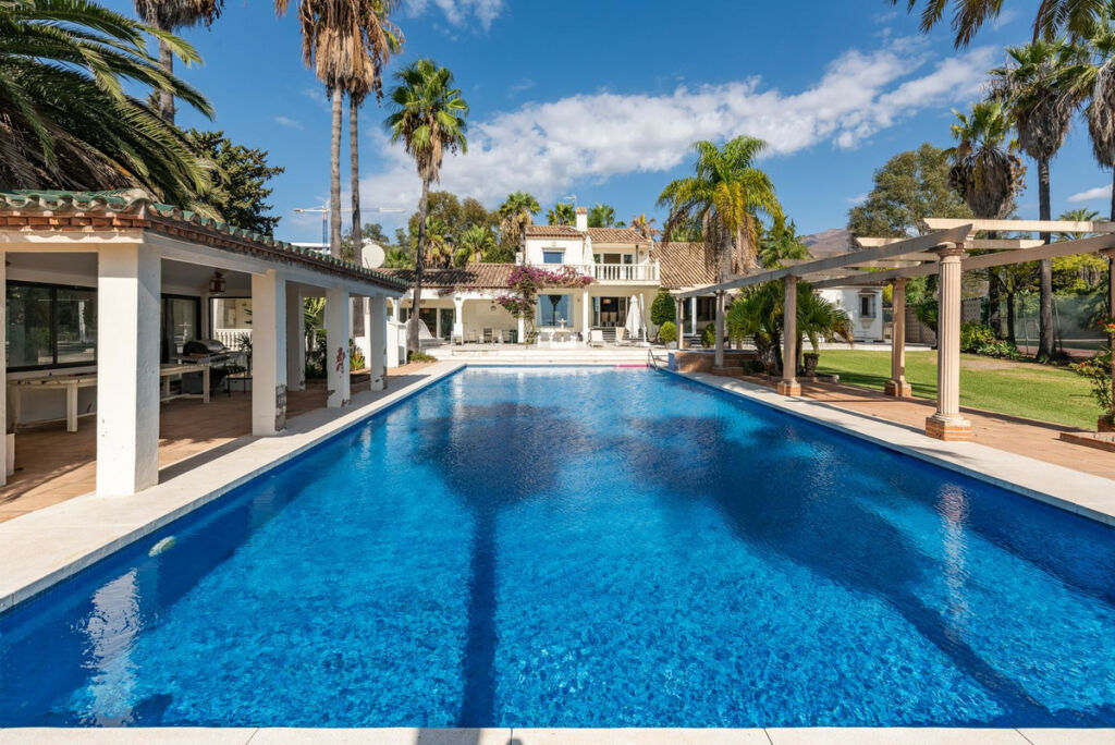 Detached Villa Estepona Málaga - image 2