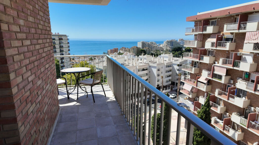 Middle Floor Apartment Benalmadena Málaga - image 2