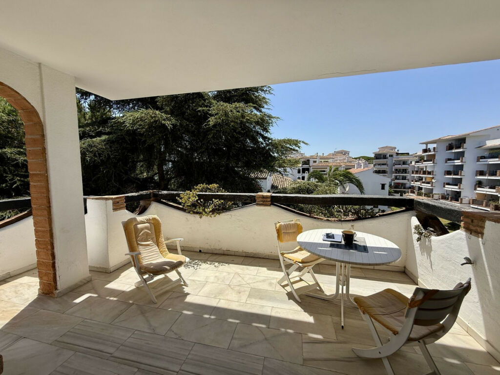 Middle Floor Apartment Calahonda Málaga - image 2