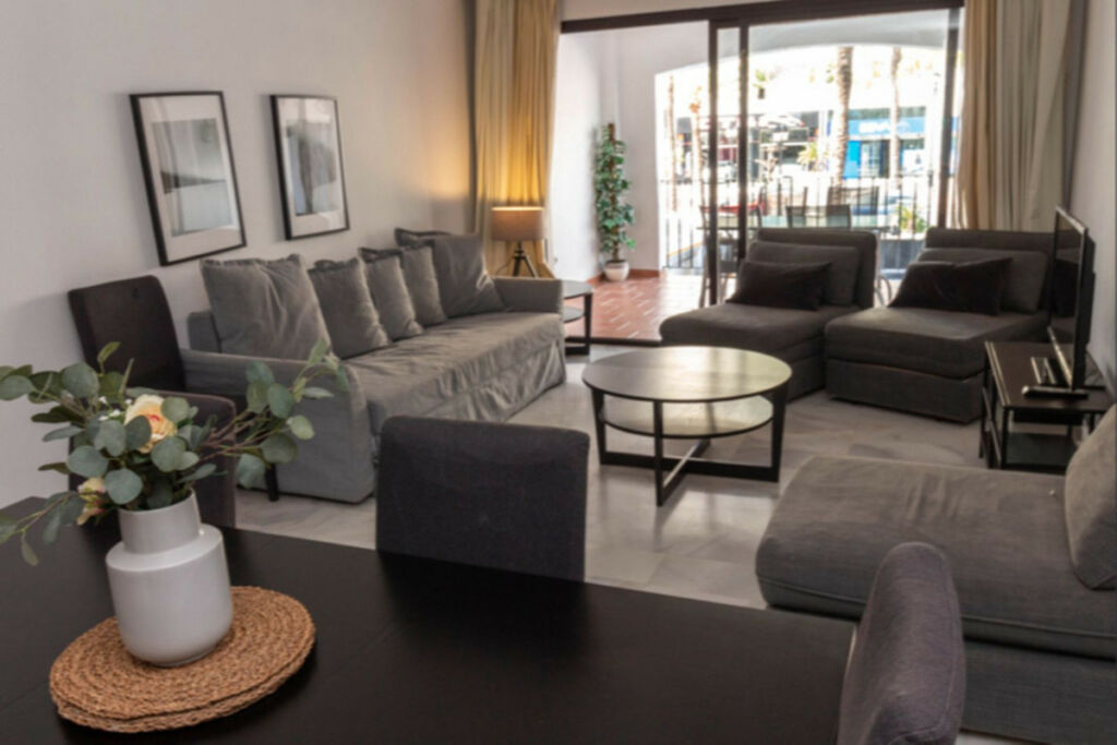Middle Floor Apartment Puerto Banús Málaga - image 2