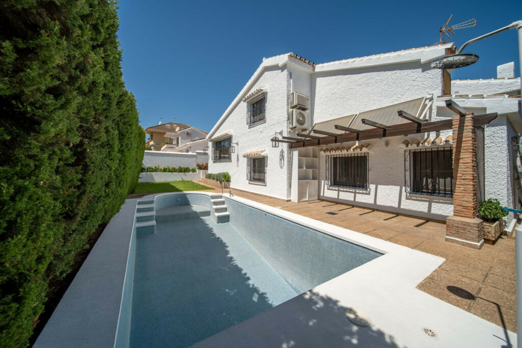 Detached Villa Fuengirola Málaga - image 2