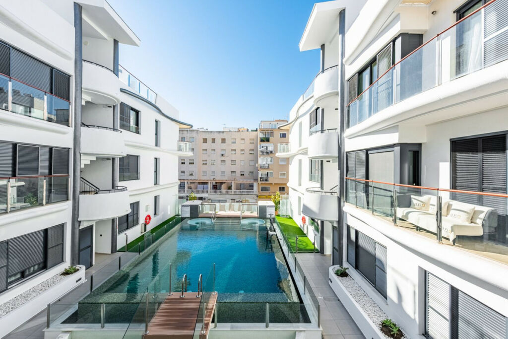 Middle Floor Apartment Estepona Málaga - image 3