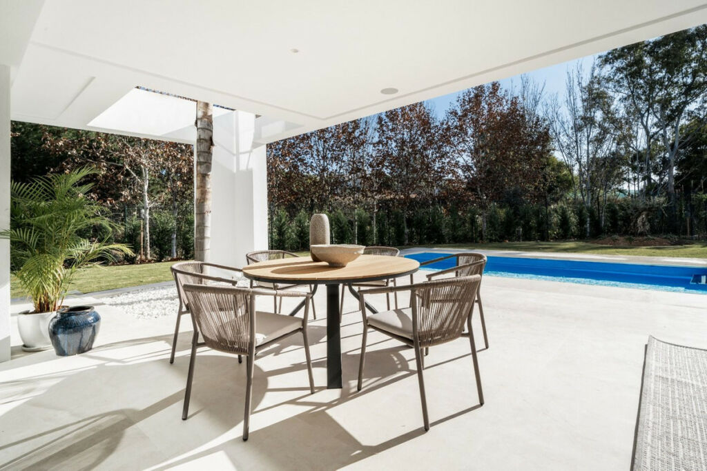 Detached Villa El Paraiso Málaga - image 2