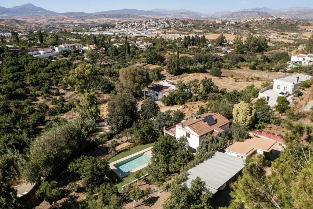Detached Villa Coín Málaga - image 2