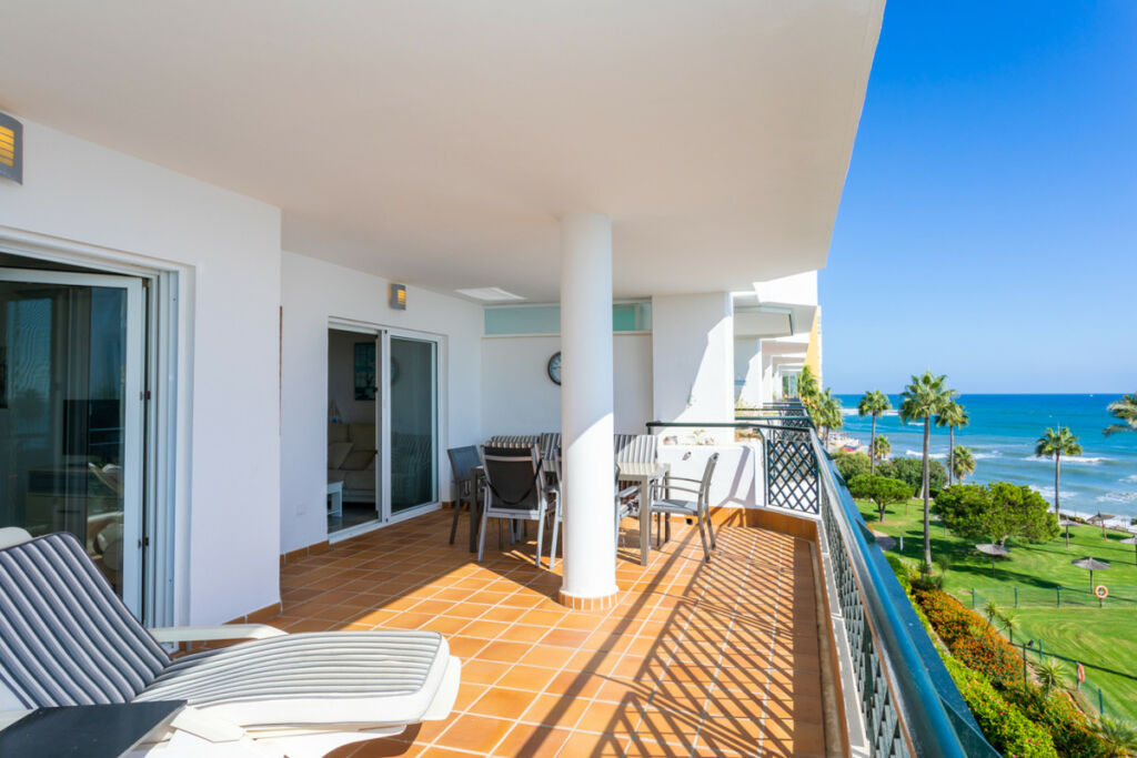 Middle Floor Apartment Calahonda Málaga - image 2
